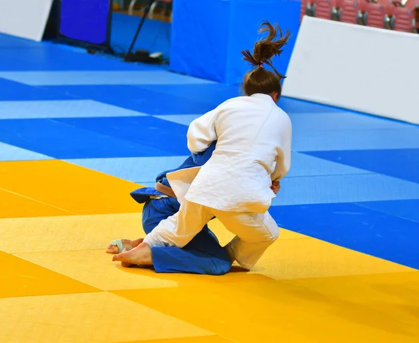 Dwie Dziewczyny Judoka Kimono Rywalizują Tatami — Zdjęcie stockowe