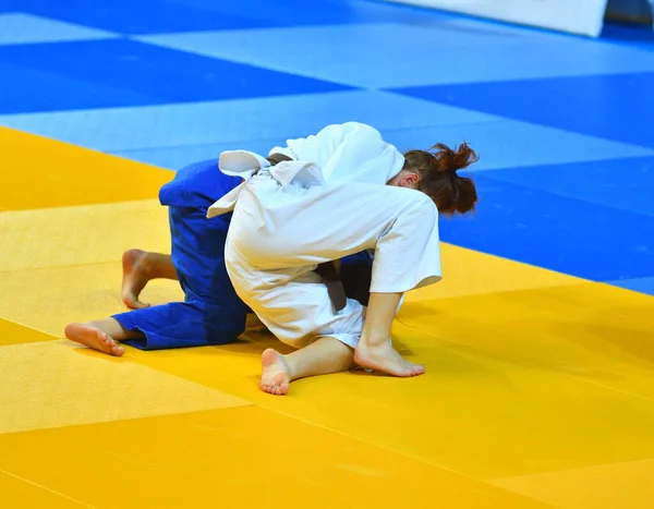 Dos Chicas Judoka Kimono Compiten Tatami —  Fotos de Stock