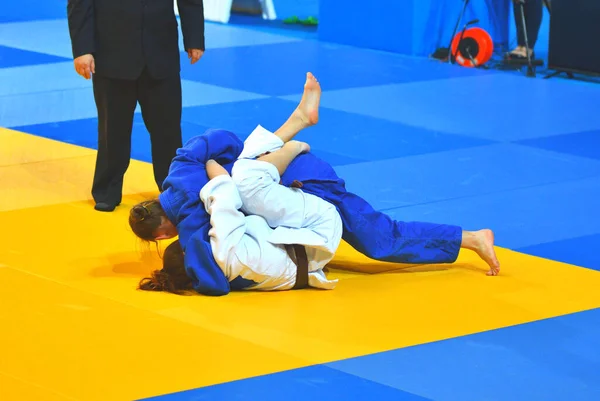 Dos Chicas Judoka Kimono Compiten Tatami —  Fotos de Stock