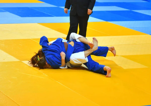 Duas Meninas Judoca Quimono Competir Tatami — Fotografia de Stock