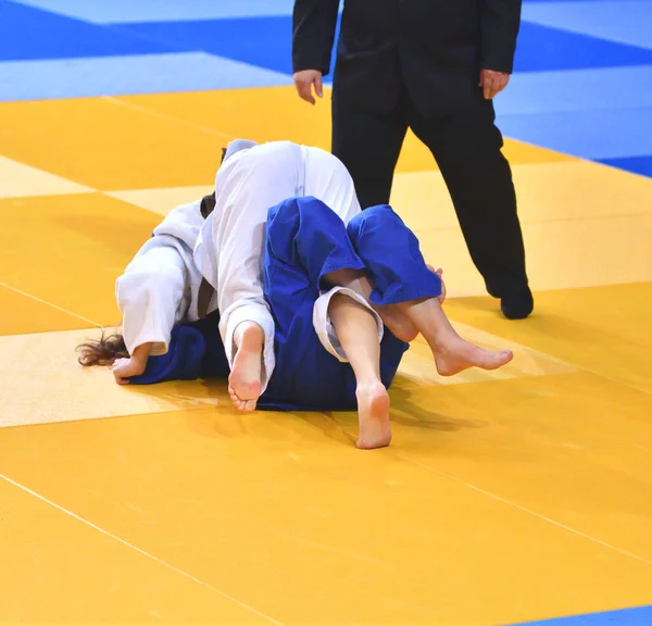 Zwei Judoka Kimono Messen Sich Auf Der Tatami — Stockfoto