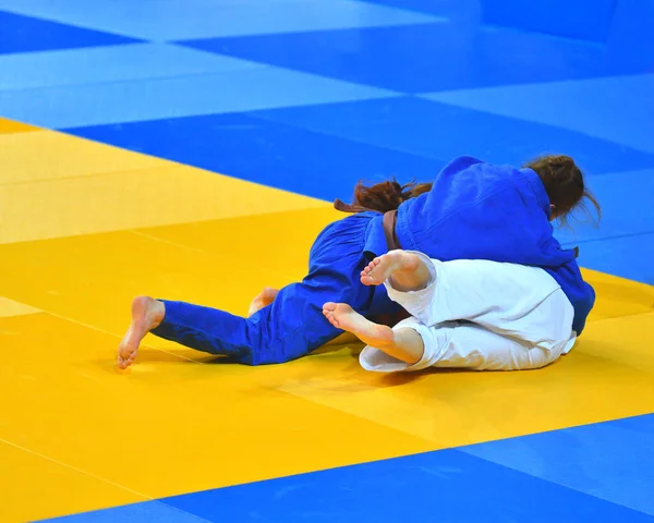 Dvě Dívky Judoka Kimonu Soutěžit Tatami — Stock fotografie