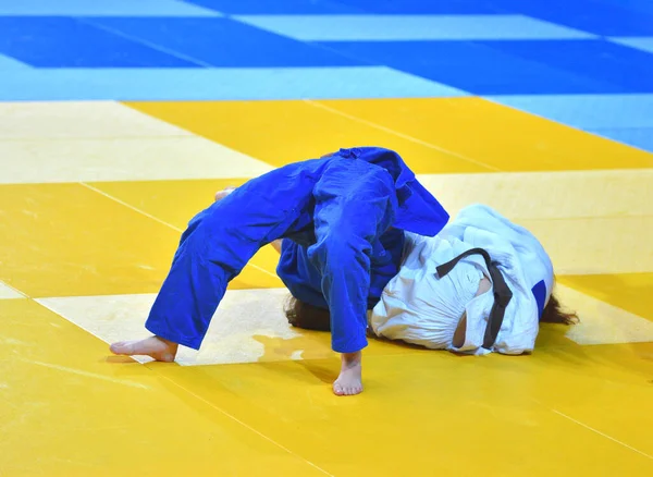 Due Ragazze Judoka Kimono Competere Sul Tatami — Foto Stock
