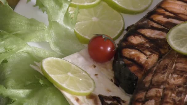 Bife Truta Grelhada Com Legumes Frescos — Vídeo de Stock