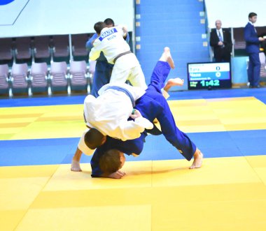 Orenburg, Rusya Federasyonu - 21 Ekim 2017: Boys V. S. Çernomirdin anısına adanmış kız ve erkek çocuklar arasında tüm Rus Judo turnuvasında Judo rekabet 