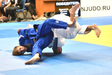 Orenburg, Rusya Federasyonu - 21 Ekim 2017: Boys V. S. Çernomirdin anısına adanmış kız ve erkek çocuklar arasında tüm Rus Judo turnuvasında Judo rekabet 
