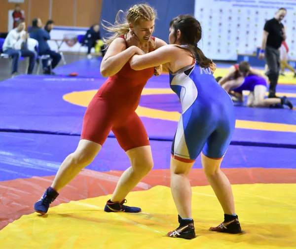 ロシアのオレンブルク 2017年10月25日 26日 女の子はオレンブルク地方知事賞のための全ロシア大会でスポーツレスリングに出場します — ストック写真