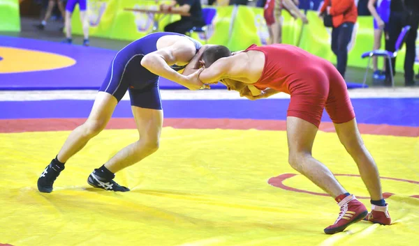 Orenburg Rusia Marzo 2017 Hombres Jóvenes Compiten Lucha Deportiva Campeonato —  Fotos de Stock