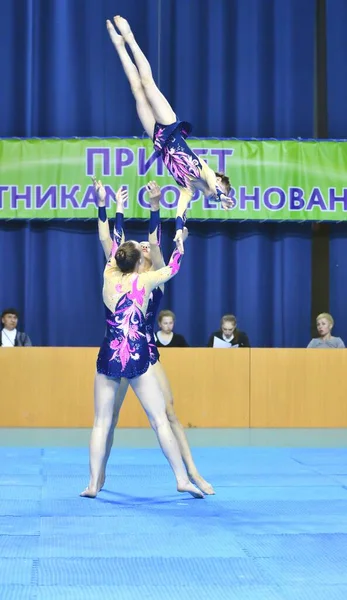 2017年5月26日至27日 俄罗斯奥伦堡 女子在Orenburga公开锦标赛上参加体育杂技比赛 — 图库照片
