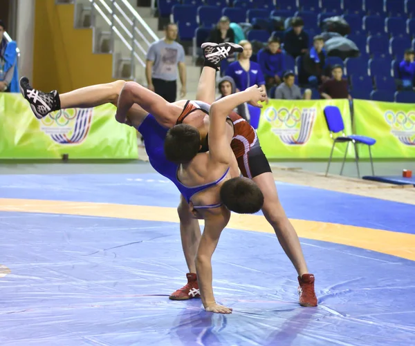 Orenburg Rusia Marzo 2017 Hombres Jóvenes Compiten Lucha Deportiva Campeonato —  Fotos de Stock