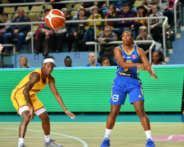 Orenburg Rusya - 31 Ekim 2019: Kızlar BC Nadezhda (Orenburg) ve BC Castor Braine (Belçika) arasında Euroleague maçı oynuyorlar) 