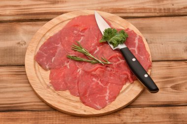 İnce dilimlenmiş Carpaccio tabağı. Çiğ sığır filetosu. 
