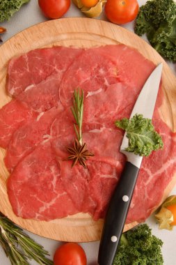 İnce dilimlenmiş Carpaccio tabağı. Çiğ sığır filetosu. 