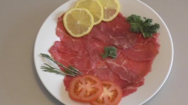 İnce dilimlenmiş Carpaccio tabağı. Çiğ sığır filetosu. 