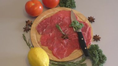 İnce dilimlenmiş Carpaccio tabağı. Çiğ sığır filetosu. 