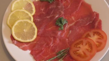 İnce dilimlenmiş Carpaccio tabağı. Çiğ sığır filetosu. 