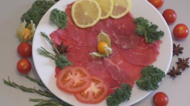 İnce dilimlenmiş Carpaccio tabağı. Çiğ sığır filetosu. 