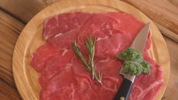 Carpaccio Πιάτο Από Λεπτές Φέτες Φέτες Ωμό Φιλέτο Βοδινού Κρέατος — Αρχείο Βίντεο