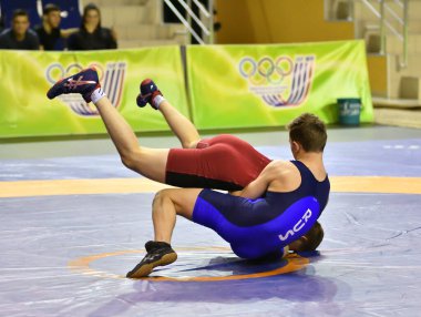 Orenburg, Rusya - 15-16 Mart 2017: Gençler Volga Federal Bölge Şampiyonası 'nda spor güreşi yapıyorlar 