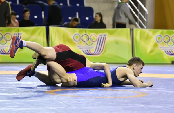 Orenburg Rusia Marzo 2017 Hombres Jóvenes Compiten Lucha Deportiva Campeonato —  Fotos de Stock