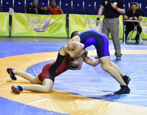 Orenburg Rusia Marzo 2017 Hombres Jóvenes Compiten Lucha Deportiva Campeonato — Foto de Stock