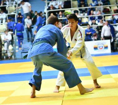 Orenburg, Rusya Federasyonu - 21 Ekim 2017: Boys V. S. Çernomirdin anısına adanmış kız ve erkek çocuklar arasında tüm Rus Judo turnuvasında Judo rekabet 