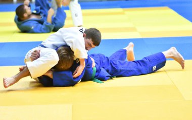 Orenburg, Rusya Federasyonu - 21 Ekim 2017: Boys V. S. Çernomirdin anısına adanmış kız ve erkek çocuklar arasında tüm Rus Judo turnuvasında Judo rekabet 