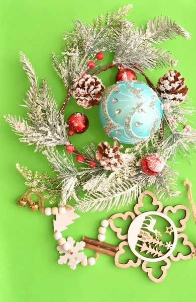 Bunte Weihnachtskugeln Und Dekorativer Schmuck Für Den Weihnachtsbaum — Stockfoto