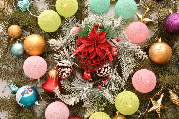 カラフルなクリスマスガーランドとクリスマスツリーの装飾品 — ストック写真