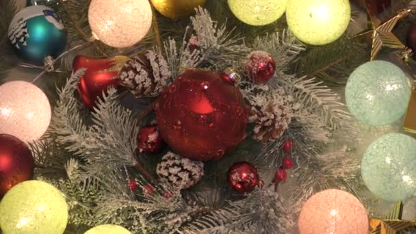 五彩缤纷的圣诞花环和圣诞树装饰 — 图库视频影像