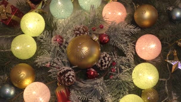 Bunte Weihnachtsgirlanden Und Dekorativer Schmuck Für Den Weihnachtsbaum — Stockvideo