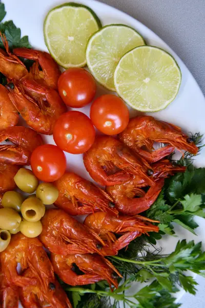 Camarones Cocidos Con Hierbas Frescas Aceitunas Lima Tomate — Foto de Stock