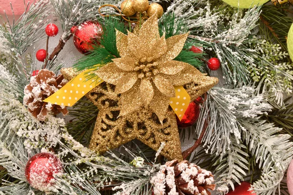 カラフルなクリスマスボールやクリスマスツリーの装飾品 — ストック写真