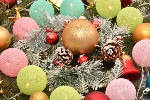 Πολύχρωμες Χριστουγεννιάτικες Γιρλάντες Και Διακοσμητικές Διακοσμήσεις Για Χριστουγεννιάτικο Δέντρο — Φωτογραφία Αρχείου