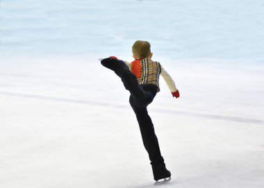 Erkek artistik buz pateni pistinde yapay buz ile yuvarlanıyor.