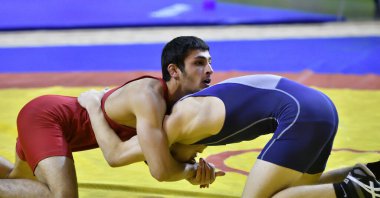 Orenburg Rusya - 15-16 Mart 2017: Gençler Volga Federal Bölge Şampiyonası 'nda spor güreşi yapıyorlar 