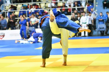 Orenburg, Rusya Federasyonu - 21 Ekim 2017: Boys V. S. Çernomirdin anısına adanmış kız ve erkek çocuklar arasında tüm Rus Judo turnuvasında Judo rekabet 