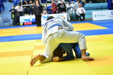 Orenburg, Rusya Federasyonu - 21 Ekim 2017: Boys V. S. Çernomirdin anısına adanmış kız ve erkek çocuklar arasında tüm Rus Judo turnuvasında Judo rekabet 
