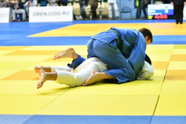 Orenburg, Rusya Federasyonu - 21 Ekim 2017: Boys V. S. Çernomirdin anısına adanmış kız ve erkek çocuklar arasında tüm Rus Judo turnuvasında Judo rekabet 