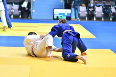 Orenburg, Rusya Federasyonu - 21 Ekim 2017: Boys V. S. Çernomirdin anısına adanmış kız ve erkek çocuklar arasında tüm Rus Judo turnuvasında Judo rekabet 
