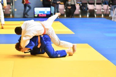 Orenburg, Rusya Federasyonu - 21 Ekim 2017: Boys V. S. Çernomirdin anısına adanmış kız ve erkek çocuklar arasında tüm Rus Judo turnuvasında Judo rekabet 