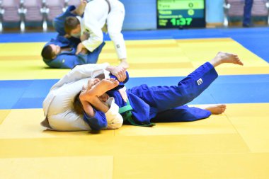Orenburg, Rusya Federasyonu - 21 Ekim 2017: Boys V. S. Çernomirdin anısına adanmış kız ve erkek çocuklar arasında tüm Rus Judo turnuvasında Judo rekabet 