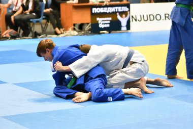 Orenburg, Rusya Federasyonu - 21 Ekim 2017: Boys V. S. Çernomirdin anısına adanmış kız ve erkek çocuklar arasında tüm Rus Judo turnuvasında Judo rekabet 