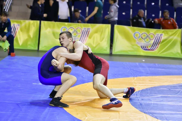 Orenburg Rusia Marzo 2017 Hombres Jóvenes Compiten Lucha Deportiva Campeonato —  Fotos de Stock