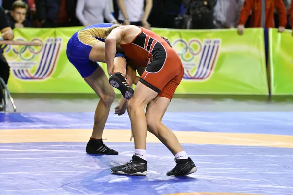 Orenburg Rusia Marzo 2017 Hombres Jóvenes Compiten Lucha Deportiva Campeonato —  Fotos de Stock