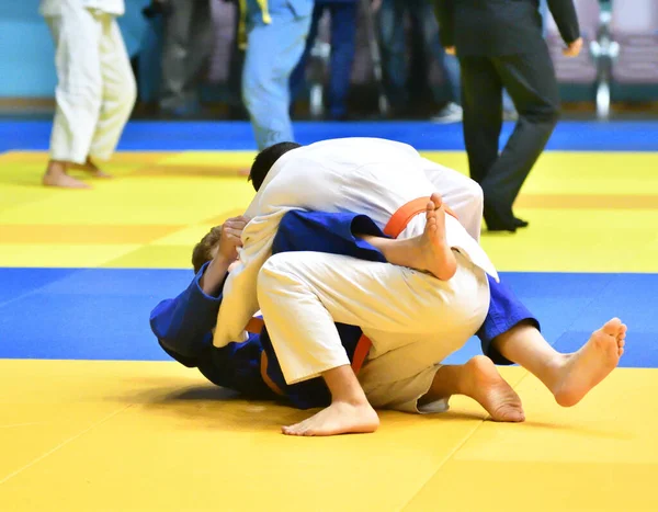 Dos Muchachos Judoka Kimono Compiten Tatami —  Fotos de Stock