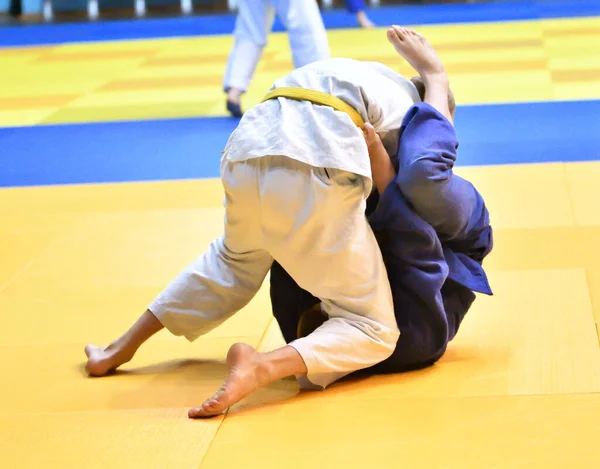 Doi Băieți Judoka Kimono Concurează Tatami — Fotografie, imagine de stoc