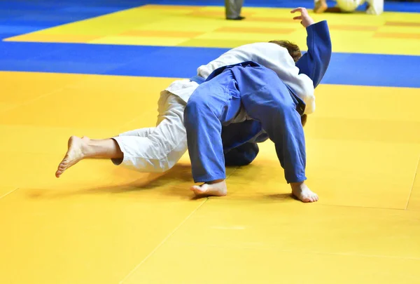 Két Fiú Judoka Kimonóban Versenyez Tatamin — Stock Fotó