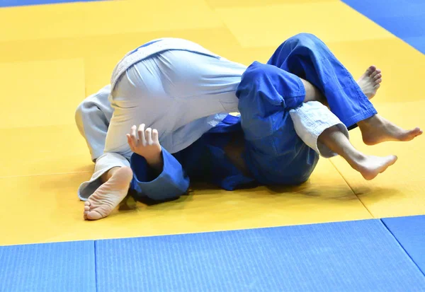 Két Fiú Judoka Kimonóban Versenyez Tatamin — Stock Fotó