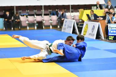 Orenburg, Rusya Federasyonu - 21 Ekim 2017: Boys V. S. Çernomirdin anısına adanmış kız ve erkek çocuklar arasında tüm Rus Judo turnuvasında Judo rekabet 